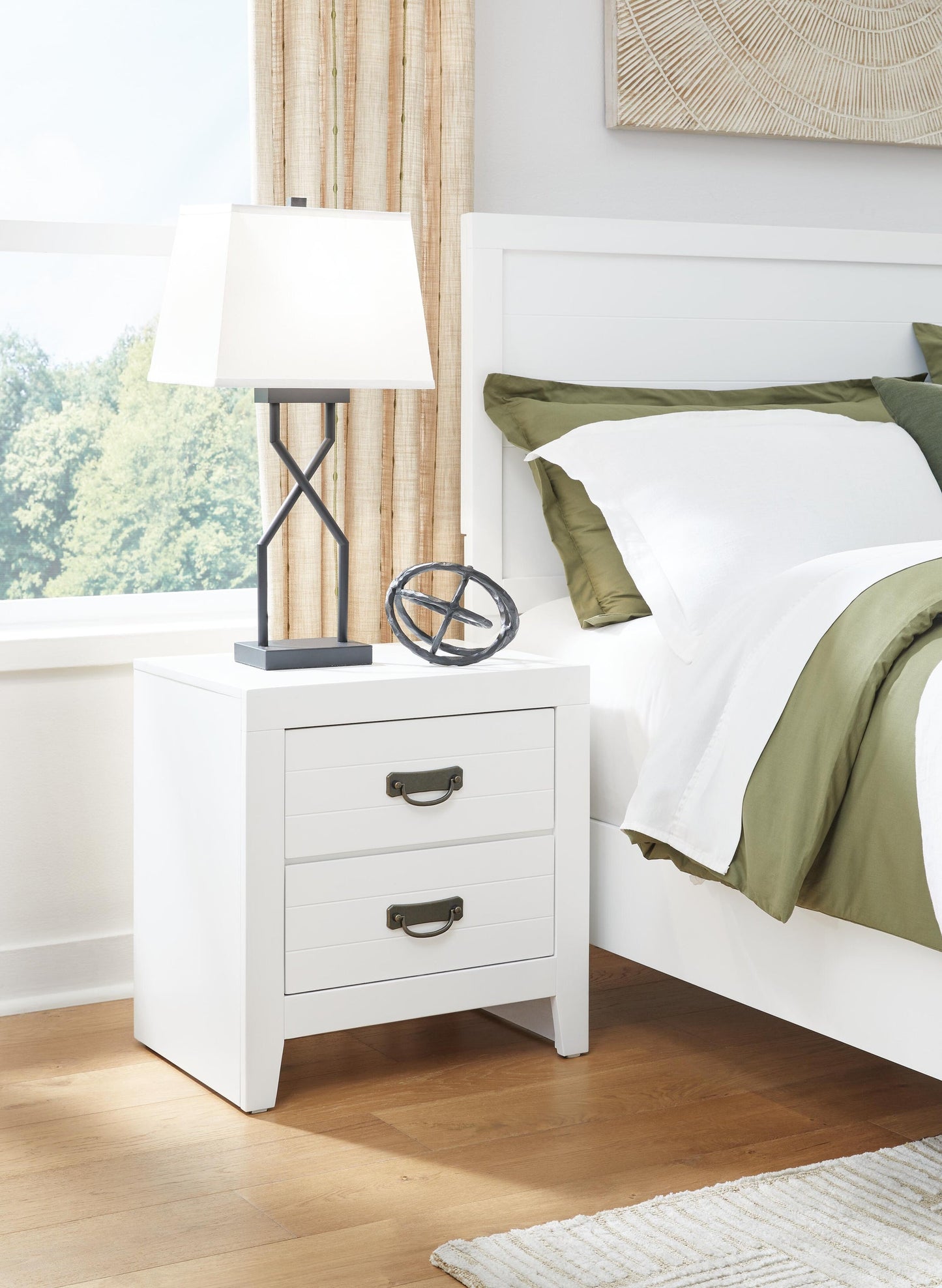Binterglen Queen Panel Bed with Mirrored Dresser and Nightstand